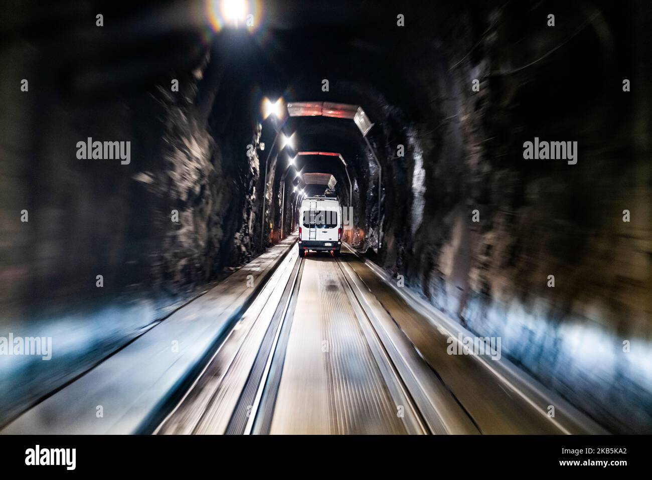 Anton Anderson Memorial Tunnel sotto Maynard Mountain è condiviso da automobili e la ferrovia. Whittier a Portage; Alaska; USA Foto Stock