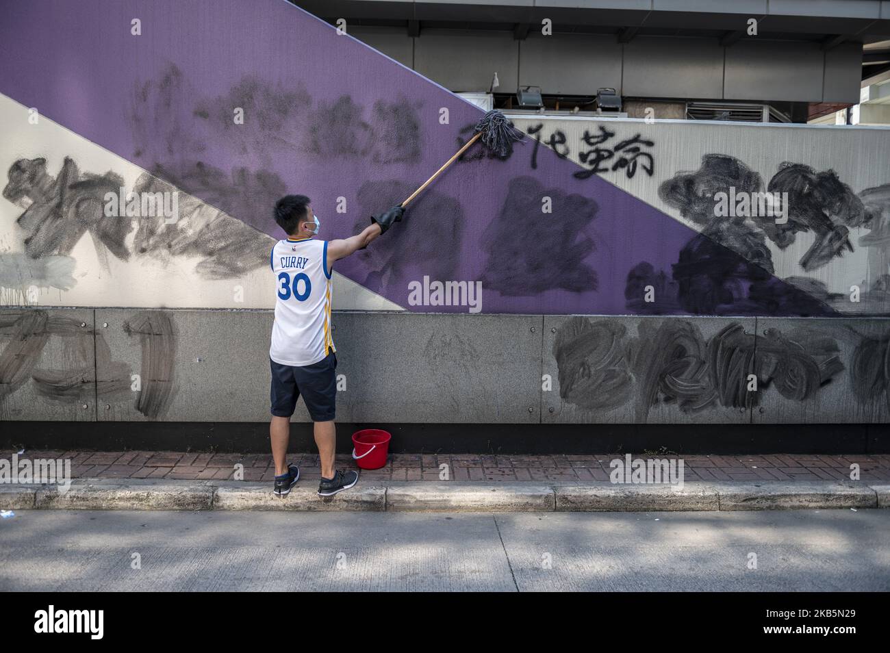 A Man is Seen Cleaning Off graffiti su una stazione MTR uscita a Hong Kong il 10 settembre 2019. (Foto di Vernon Yuen/NurPhoto) Foto Stock