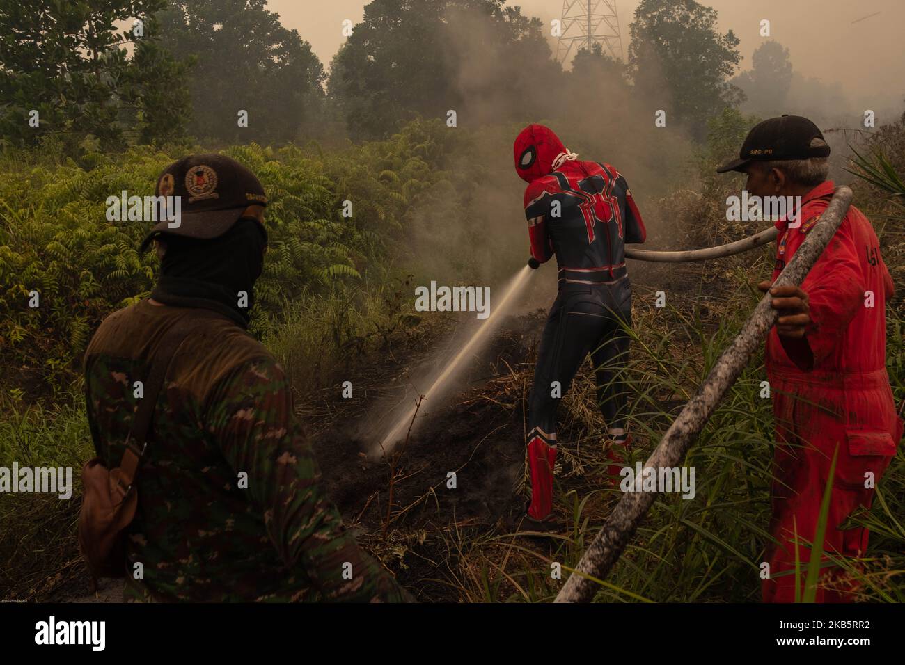 Vista generale della città di Pekanbaru avvolta nella foschia dagli incendi boschivi nella provincia di Riau, Indonesia, il 12 settembre 2019 il numero di blazes nelle foreste pluviali indonesiane è salito bruscamente, i dati satellitari hanno mostrato il 12 settembre, Diffondere lo smog in tutto il sud-est asiatico e aggiungere ulteriori preoccupazioni circa l'impatto delle crescenti epidemie di fuoco selvatico in tutto il mondo sul riscaldamento globale. (Foto di Afrianto Silalahi/NurPhoto) Foto Stock