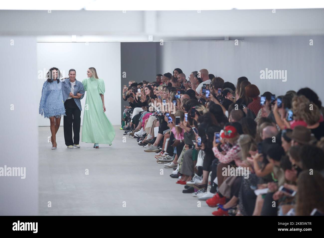 Roberta einer saluta il pubblico dopo la presentazione della sua collezione Primavera/Estate 2020 durante il London Fashion Weak nello spazio espositivo del British Fashion Council a Londra il 13 settembre 2019. (Foto di Dominika Zarzycka/NurPhoto) Foto Stock