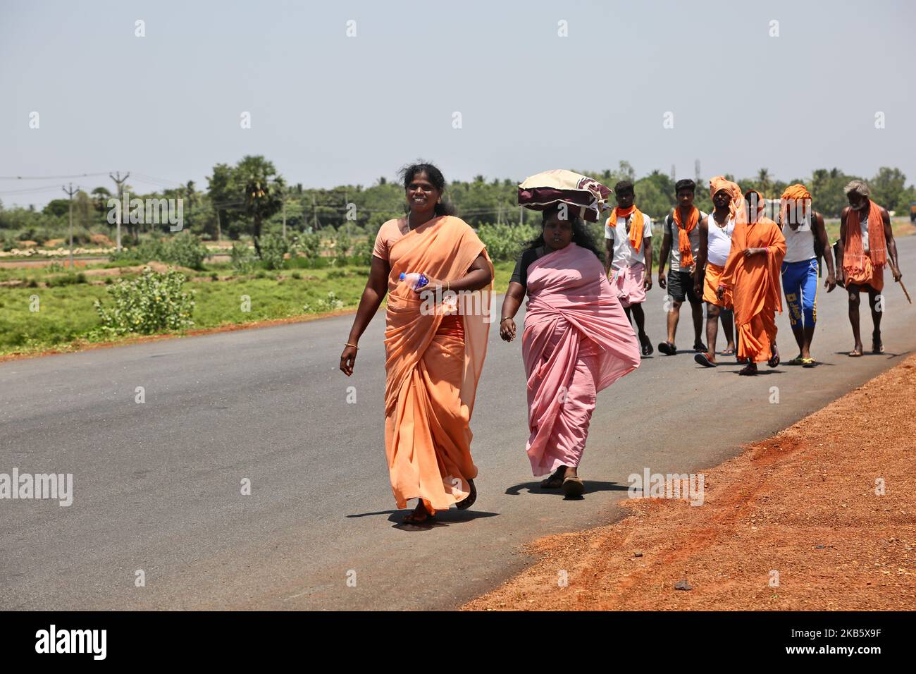 Migliaia di cattolici indiani si imbarcano nel pellegrinaggio e camminano verso la Chiesa di Annai Velankanni (Basilica di nostra Signora della buona Salute) a Velankanni, Tamil Nadu, India, per celebrare la festa annuale di 11 giorni di nostra Signora della Salute, popolarmente chiamata 'Annai Velankanni Mathaa' e 'Lourdes of the East'. I pellegrini camminano per 17 giorni viaggiando per oltre 20km per raggiungere la chiesa per la festa annuale. (Foto di Creative Touch Imaging Ltd./NurPhoto) Foto Stock