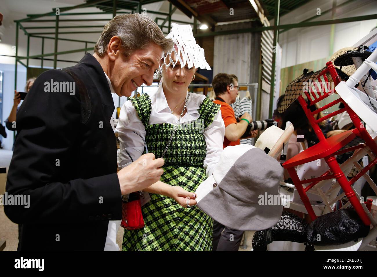 I clienti provano i nuovi cappelli della nuova collezione di Stephen Jones Millinery Primavera/Estate 2020 durante il London Fashion Weak a dover Street Market a Londra, Inghilterra il 14 settembre 2019. (Foto di Dominika Zarzycka/NurPhoto) Foto Stock