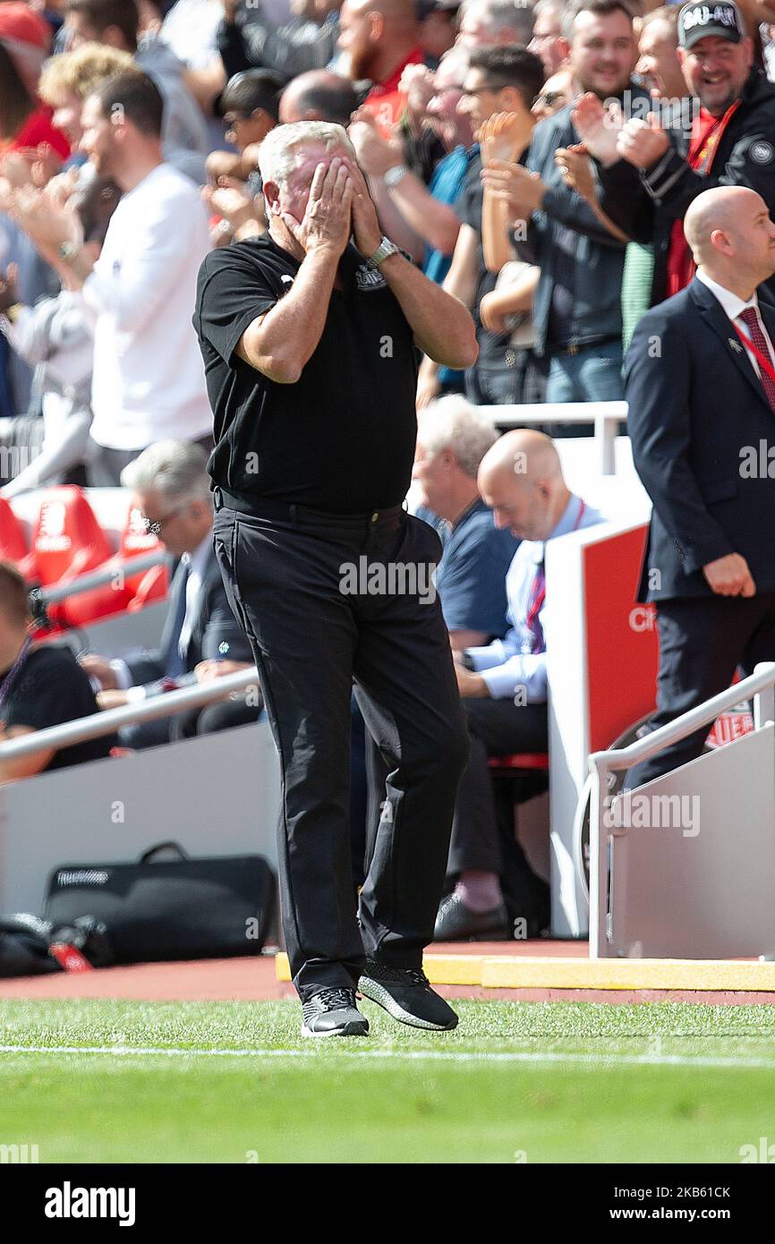 Steve Bruce Manager di Newcastle United non può crederlo, in quanto Newcastle ha concesso un obiettivo sloppy durante la partita della Premier League tra Liverpool e Newcastle United ad Anfield, Liverpool, sabato 14th settembre 2019. (Foto di Alan Hayward/MI News/NurPhoto) Foto Stock