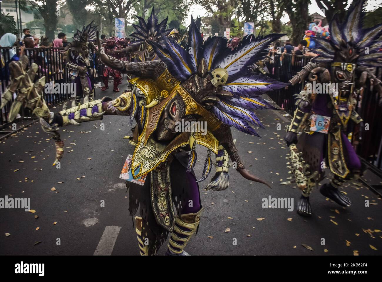 Un certo numero di modelli si esibire davanti al Grand Carnival nell'ambito del 9th° Malang Flower Carnival 2019 il 15 settembre 2019 a Malang, giava Orientale, Indonesia. (Foto di Aman Rochman/NurPhoto) Foto Stock