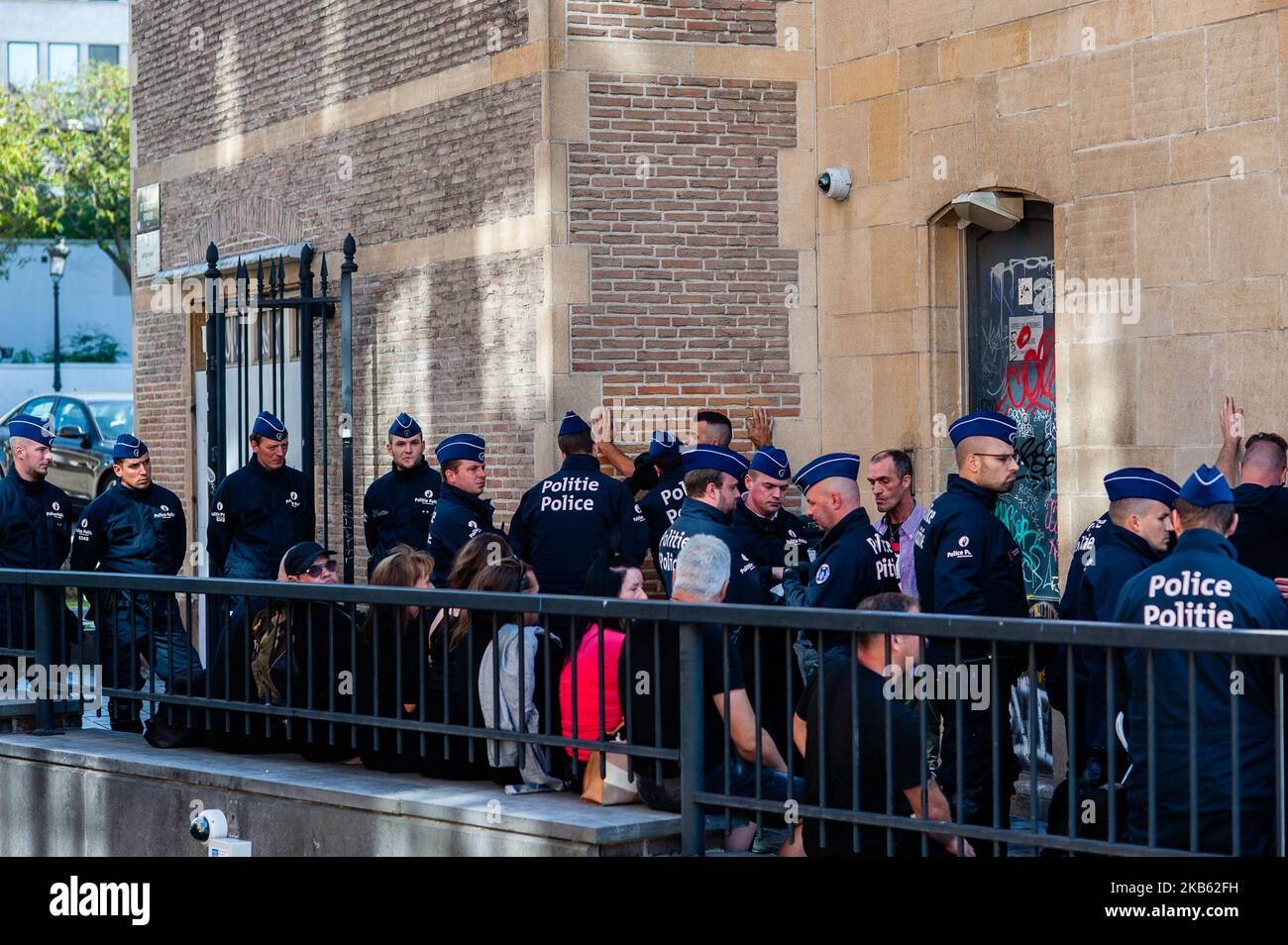 L'estrema estrema destra ha tentato di manifestare a Bruxelles il 15 settembre 2019. Il gruppo estremista "Bloed, Bodem, EER en Trouw" (BBET - Blood, Soil, Honour, and Loyalty) ha organizzato una protesta contro l'esclusione di Vlaams Belang dai colloqui sul nuovo governo fiammingo. Una trentina di tifosi che cercavano di riunirsi a Place d'Espagne, nel centro di Bruxelles, ma sono stati fermati dalla polizia antisommossa e sono stati arrestati. (Foto di Romy Arroyo Fernandez/NurPhoto) Foto Stock