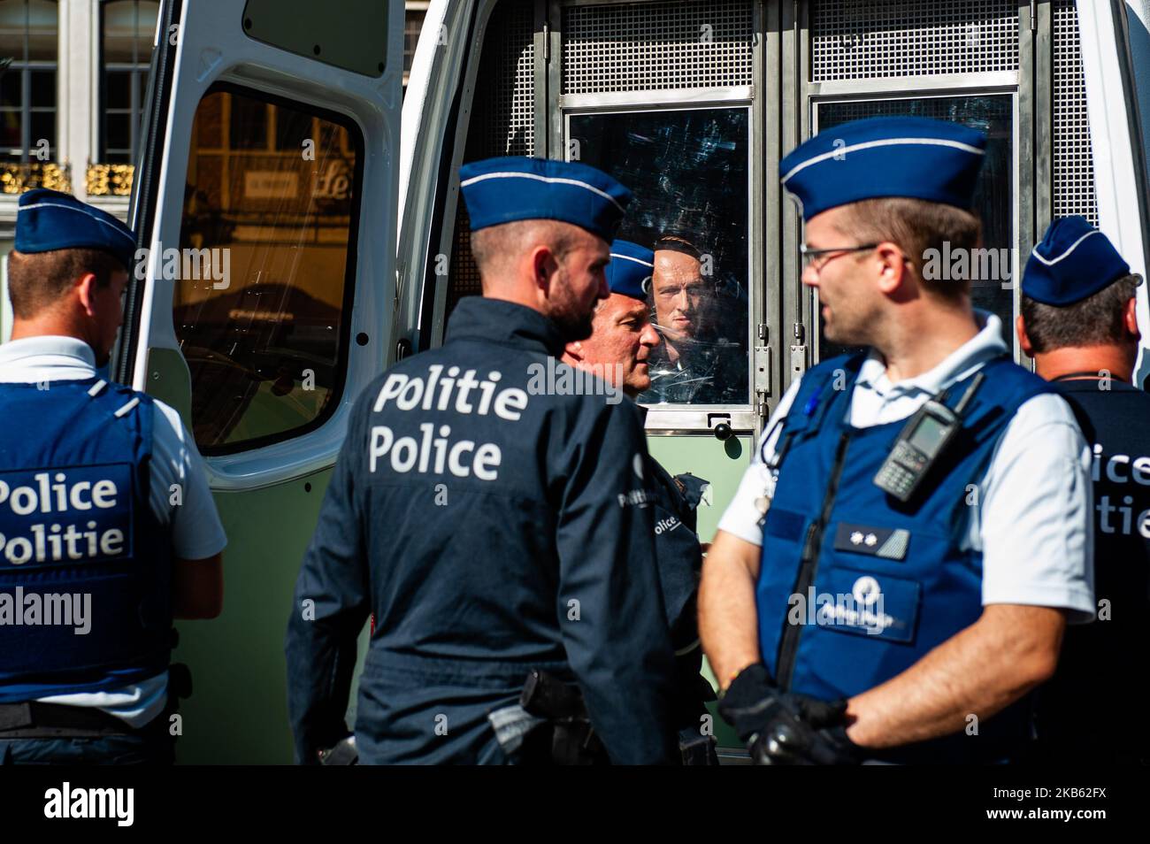 L'estrema estrema destra ha tentato di manifestare a Bruxelles il 15 settembre 2019. Il gruppo estremista "Bloed, Bodem, EER en Trouw" (BBET - Blood, Soil, Honour, and Loyalty) ha organizzato una protesta contro l'esclusione di Vlaams Belang dai colloqui sul nuovo governo fiammingo. Una trentina di tifosi che cercavano di riunirsi a Place d'Espagne, nel centro di Bruxelles, ma sono stati fermati dalla polizia antisommossa e sono stati arrestati. (Foto di Romy Arroyo Fernandez/NurPhoto) Foto Stock