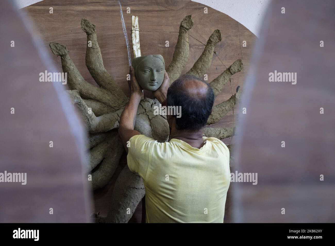 La più antica Durga puja di Chennai si prepara per i suoi 86th anni di celebrazione, Chennai, 15th settembre 2019. “Sono in viaggio a Chennai da 30 anni”, ha affermato Jiban Krishna Pal, che produce idoli presso la sede dell’Associazione Bengala, T Nagar. Ora produce 10 idoli Durga ogni anno, in quanto il numero di puja è stato aumentato anno dopo anno. (Foto di Dipayan Bose/NurPhoto) Foto Stock