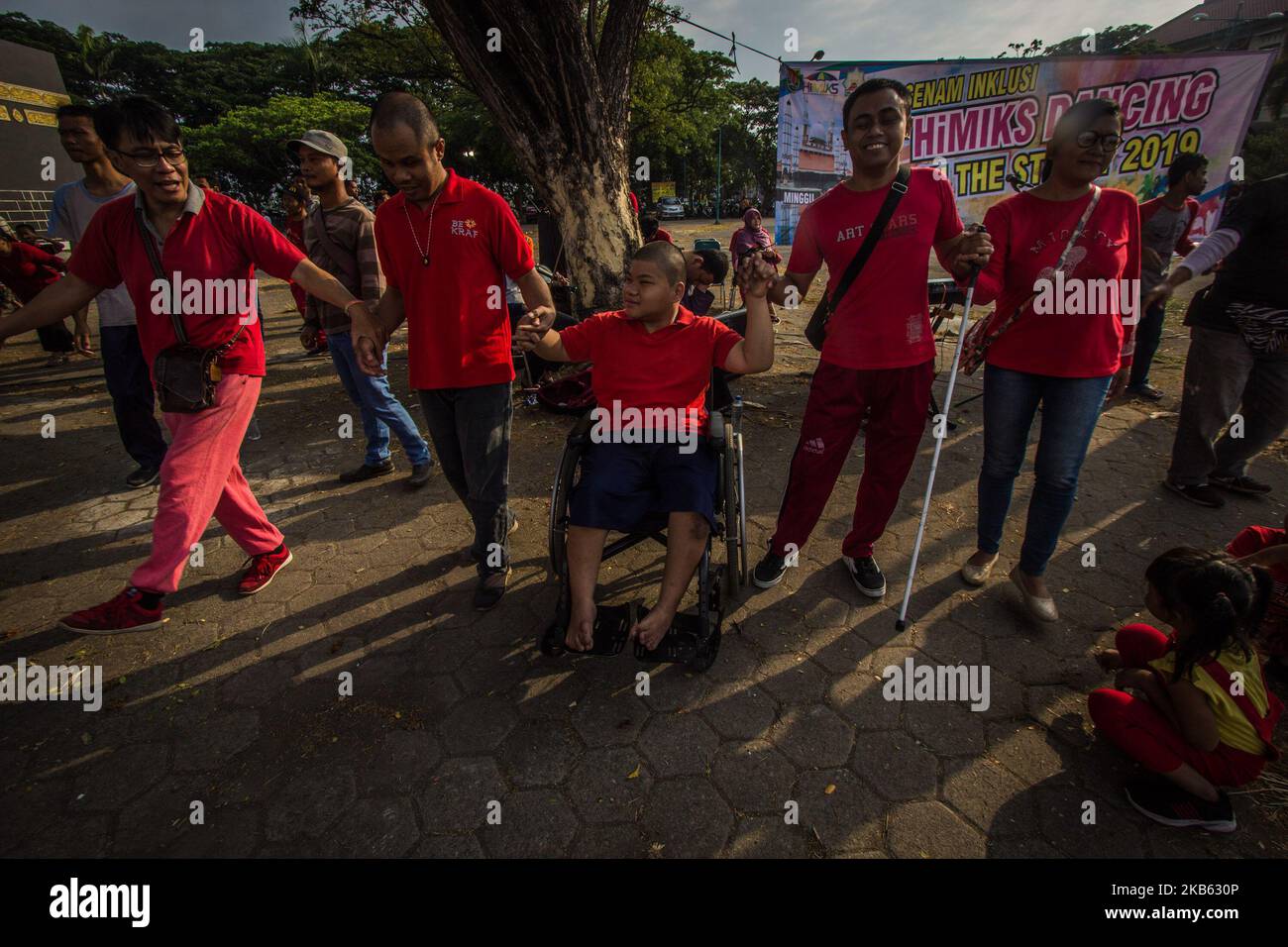 Un certo numero di partecipanti disabili partecipano alla Dancing on the Street a Semarang, Central Java, Indonesia il 15 settembre 2019. L'evento si è svolto con l'obiettivo di promuovere la comprensione delle problematiche legate alla disabilità e di mobilitare il sostegno alla dignità, ai diritti e al benessere delle persone con disabilità. (Foto di WF Sihardian/NurPhoto) Foto Stock