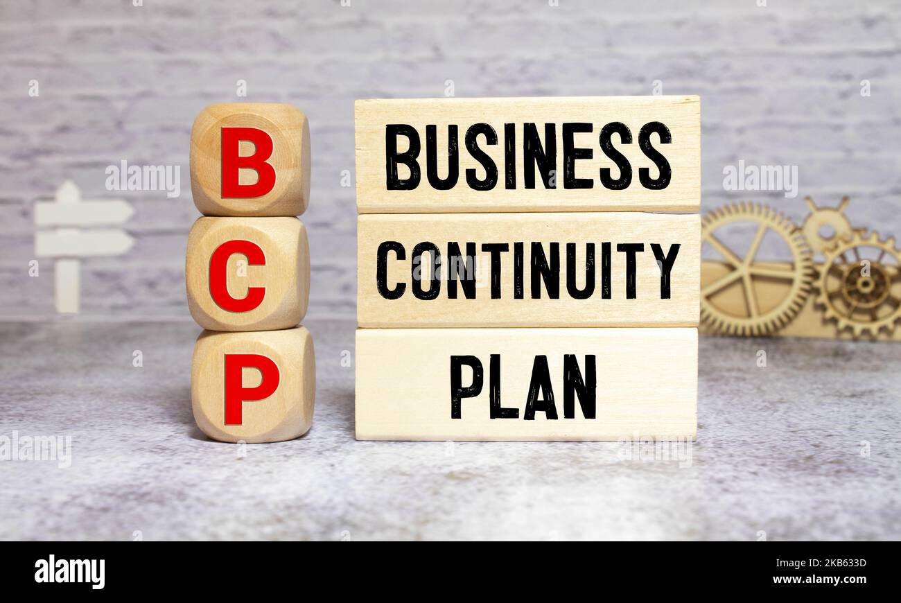 Su sfondo paglierino, blocchi di legno con il testo BCP Business Continuity Plan. Foto Stock