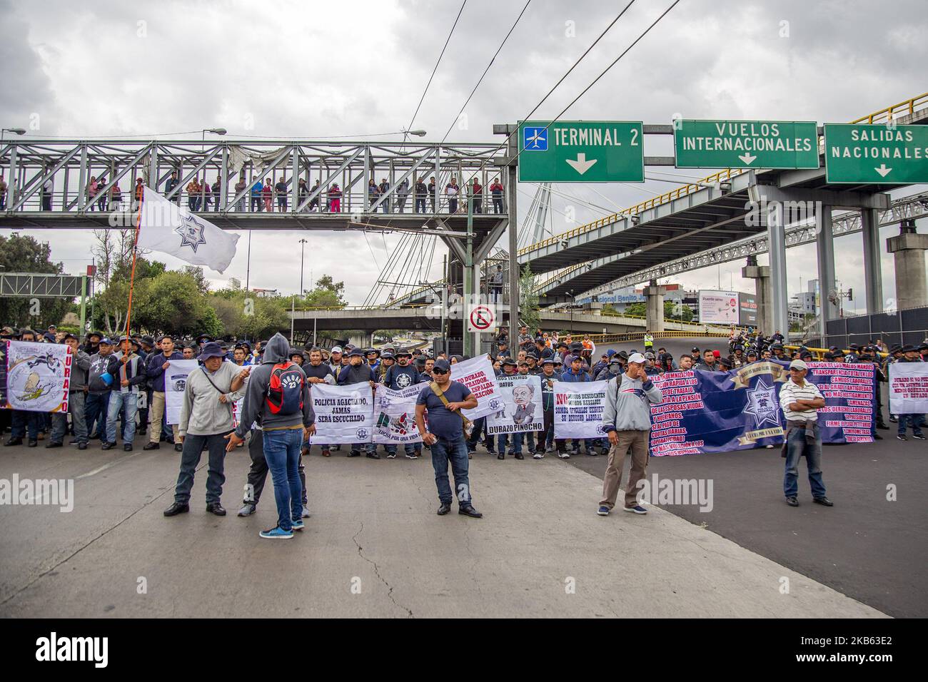 Gli elementi della polizia federale hanno bloccato l'accesso all'aeroporto di Città del Messico per più di 3 ore, per richiedere un risarcimento ai lavoratori. Settembre 14, 2019. (Foto di Jair Cabrera/NurPhoto) Foto Stock