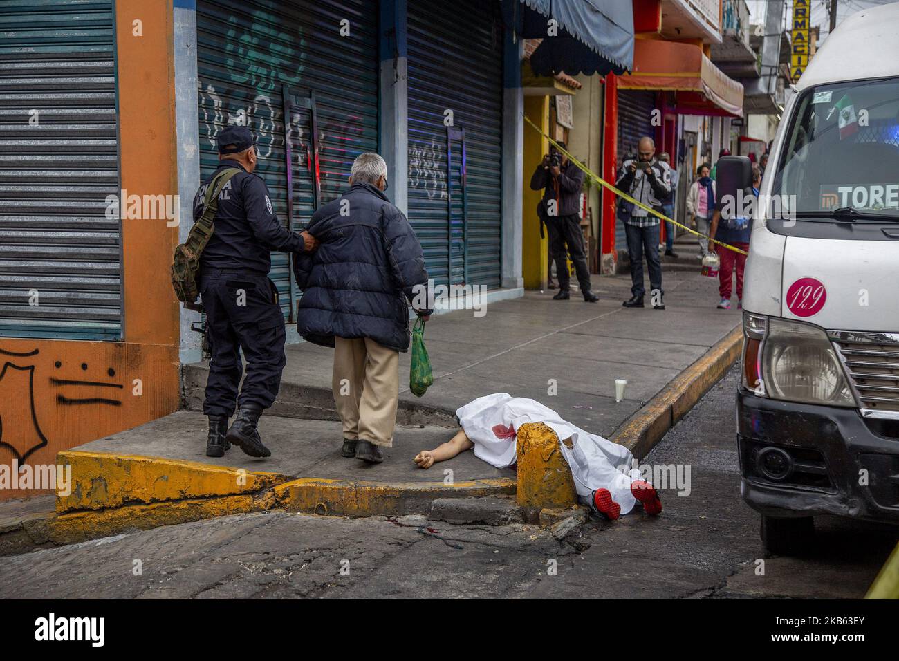 Un giovane viene ucciso nelle strade di Naucalpan nello Stato del Messico, mentre si viaggia su un furgone con passeggeri e due uomini li fermano e rubano dagli utenti (Foto di Jair Cabrera/NurPhoto) Foto Stock