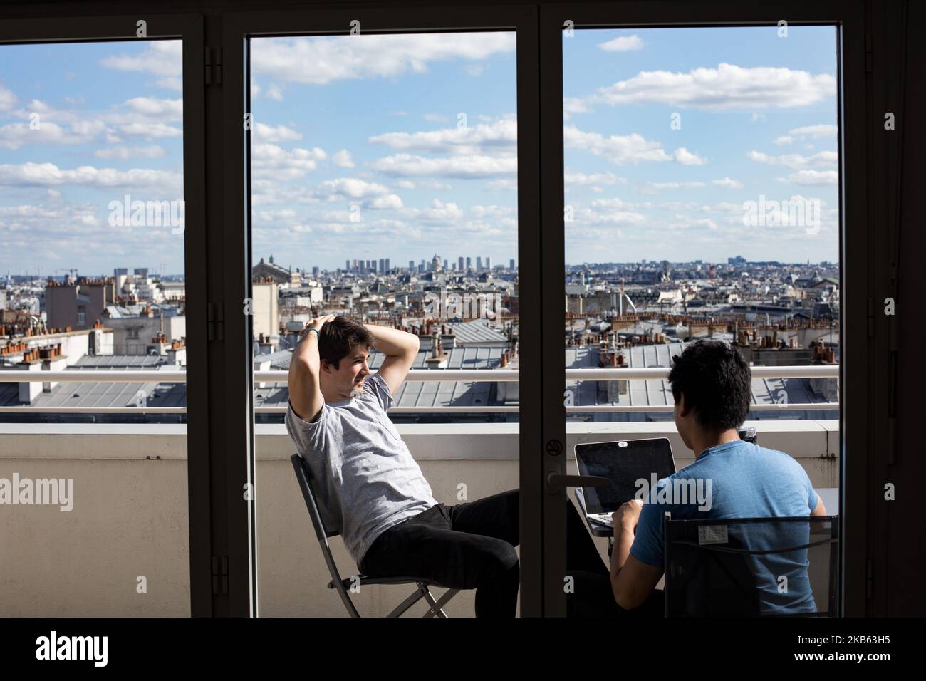 Parigi, Francia, 29 agosto 2019. Due dipendenti si incontrano sul balcone della loro startup. (Foto di Emeric Fohlen/NurPhoto) Foto Stock