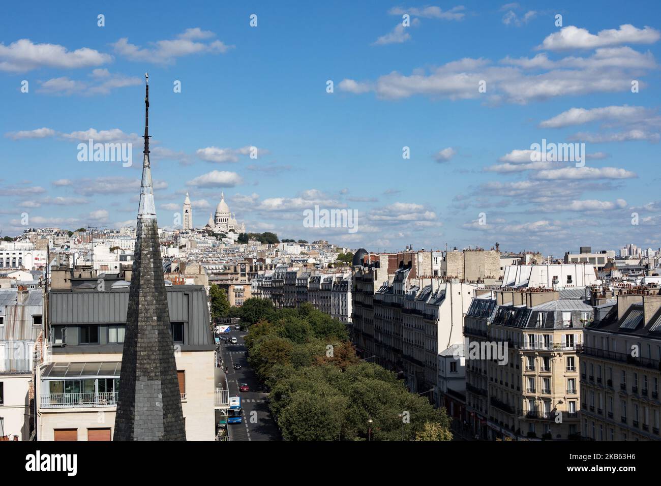 Parigi, Francia, 29 agosto 2019. Una vista del Sacro cuore dal 17th ° arrondissement su Boulevard des Batignolles. (Foto di Emeric Fohlen/NurPhoto) Foto Stock