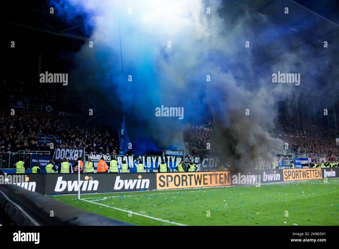 I sostenitori di Hamburger SV usano la pirotecnica durante la seconda partita della Bundesliga tra FC St. Pauli e Hamburger SV presso il Millerntor-Stadium il 16 settembre 2019 ad Amburgo, Germania. (Foto di Peter Niedung/NurPhoto) Foto Stock