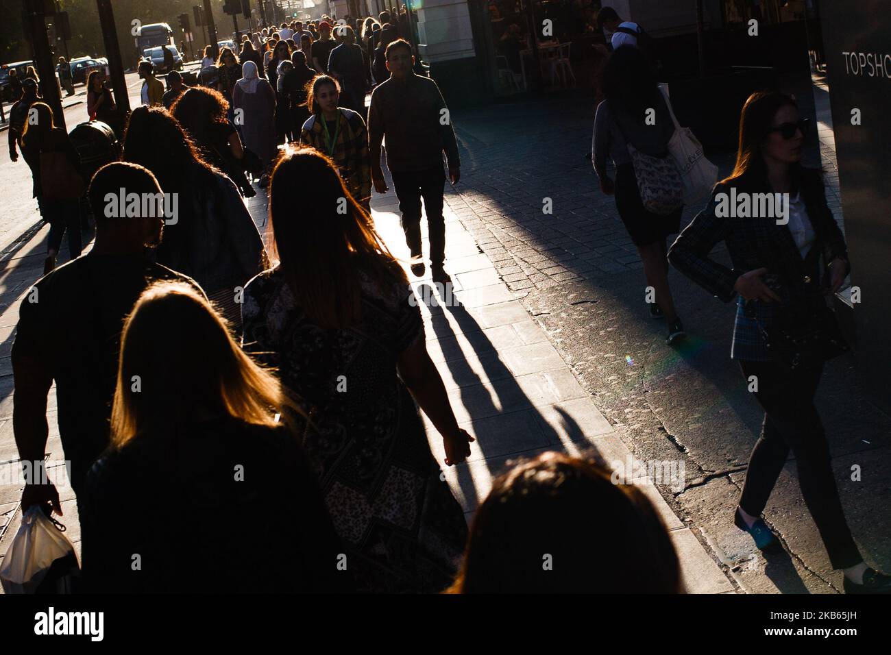 Gli acquirenti e i pendolari camminano lungo Oxford Street alla luce del sole di prima sera a Londra, Inghilterra, il 17 settembre 2019. Le ultime cifre relative alle vendite al dettaglio nel Regno Unito dell'Ufficio per le statistiche nazionali (ONS), relative ad agosto, saranno pubblicate più avanti questa settimana. (Foto di David Cliff/NurPhoto) Foto Stock