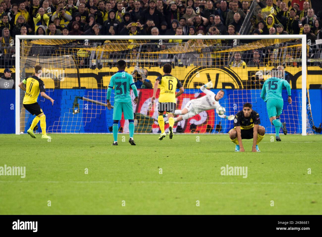 Marc-André ter Stegen, portiere del FC Barcelona, si aggiudica la palla durante la partita UEFA Champions League Group F tra Borussia Dortmund e FC Barcelona al Signal Iduna Park il 17 settembre 2019 a Dortmund, Germania. (Foto di Peter Niedung/NurPhoto) Foto Stock