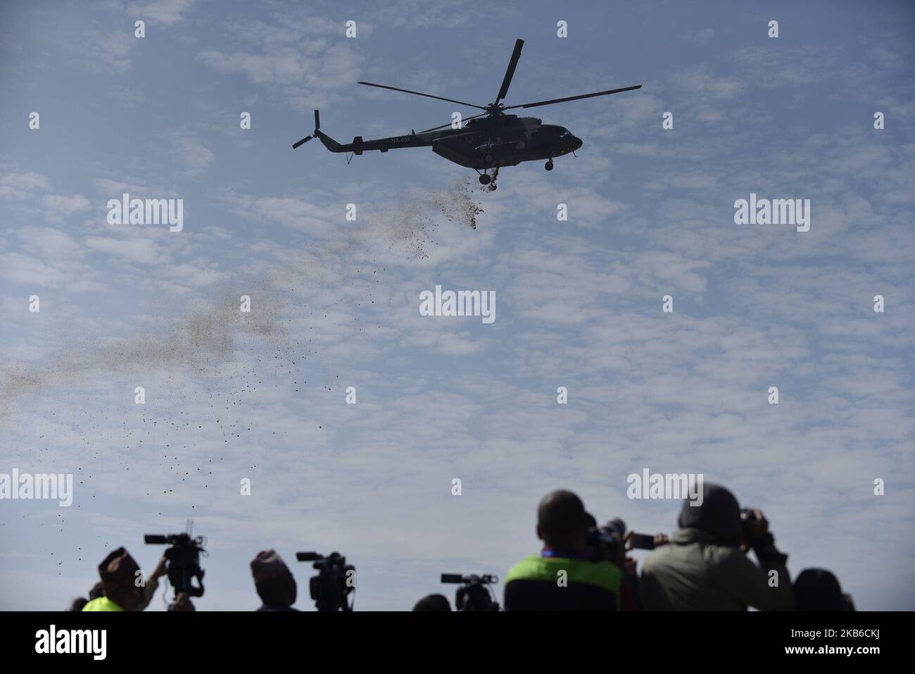 Elicottero dell'esercito nepalese passa lanciando fiori durante la celebrazione della Giornata della Costituzione al Padiglione dell'esercito del Nepal, Tundikhel, Kathmandu, Nepal venerdì 20 settembre, 2019. (Foto di Narayan Maharjan/NurPhoto) Foto Stock