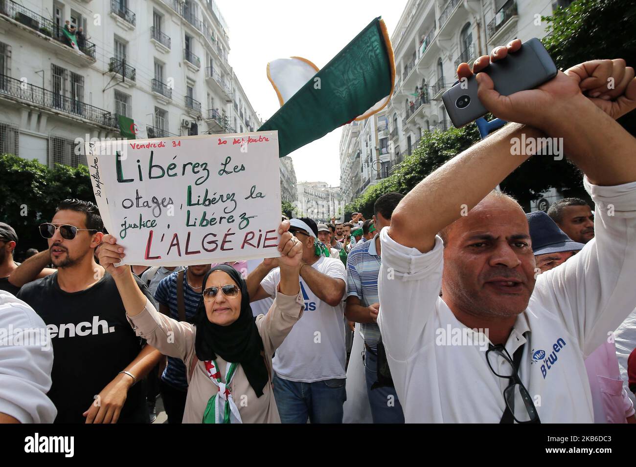 I manifestanti algerini cantano slogan durante una protesta che respinge l'annuncio elettorale algerino per il dicembre 2019 ad Algeri (Algeria), 20 settembre 2019. L'Algeria terrà le elezioni il 12 dicembre, dopo che il voto di luglio è stato rinviato, in un vuoto politico dopo le dimissioni del presidente Abdelaziz Bouteflika (Foto di Billal Bensalem/NurPhoto) Foto Stock
