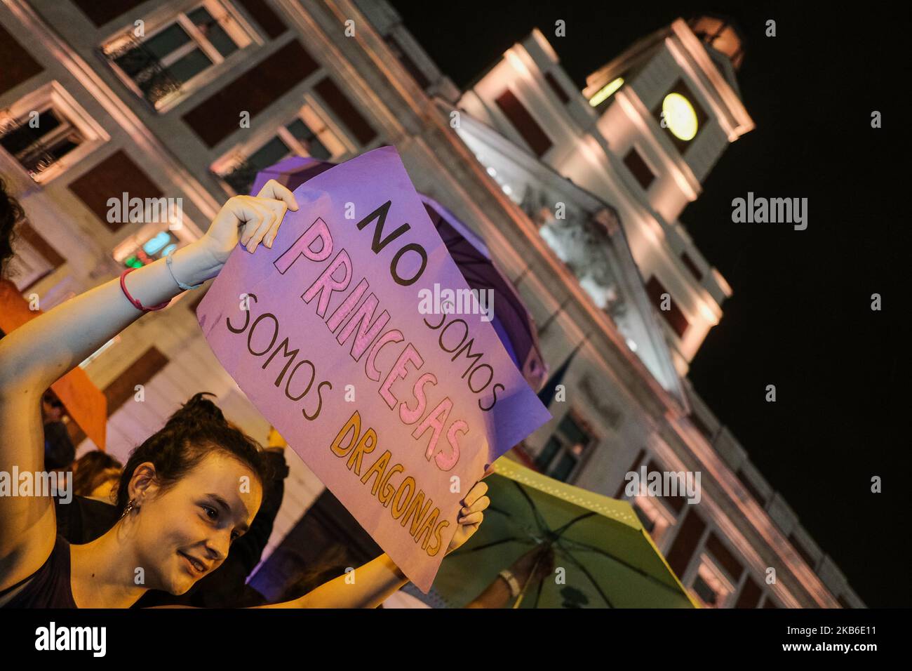 Diverse centinaia di manifestanti tra uomini e donne in particolare, si sono concentrati sulla Puerta del Sol di Madrid, in Spagna, il 20 settembre 2019 per protestare contro l'ultimo omicidio sestito prodotto nella regione e per fermare una volta per tutte questo flagello sofferto dalle donne e dai loro figli. Madrid Spagna. (Foto di Antonio Navia/NurPhoto) Foto Stock