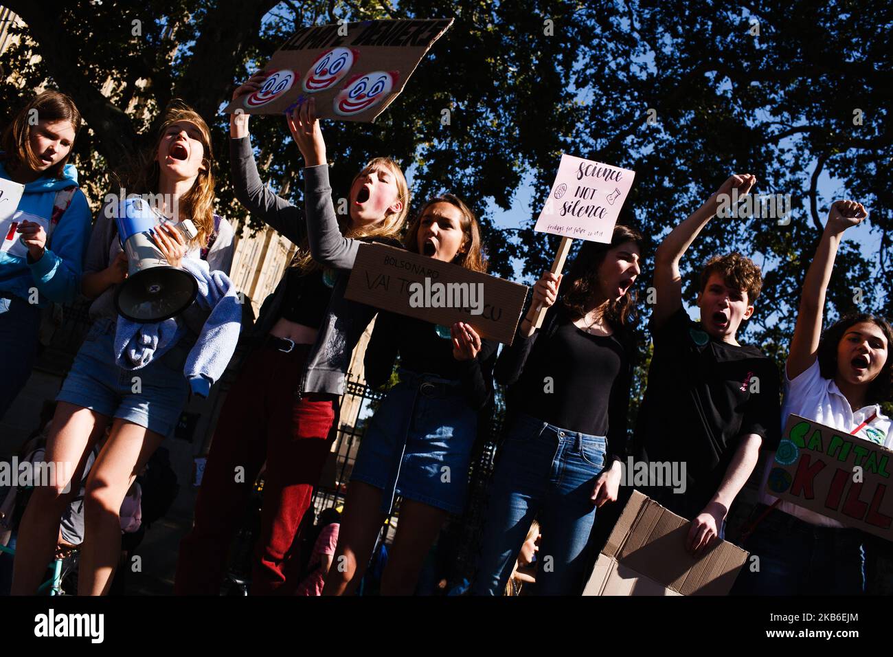 I dimostranti cantano e grida su Abingdon Street fuori dalle Camere del Parlamento, mentre gli ambientalisti decine di migliaia di persone forti prendono parte al primo giorno di una settimana di "scioperi climatici" a livello mondiale, parte del movimento dei giovani "venerdì per il futuro" avviato dall'adolescente svedese Greta Thunberg, a Londra, Inghilterra, Il 20 settembre 2019. Gli organizzatori dicono che si aspettano più di 2.400 dimostrazioni di questo tipo da oggi fino al 27 settembre in quella che viene fatturata come una "settimana globale per il futuro". E' una settimana che si svolge anche il primo vertice delle Nazioni Unite sul clima per i giovani, che si terrà domani, così come l'Unione Foto Stock