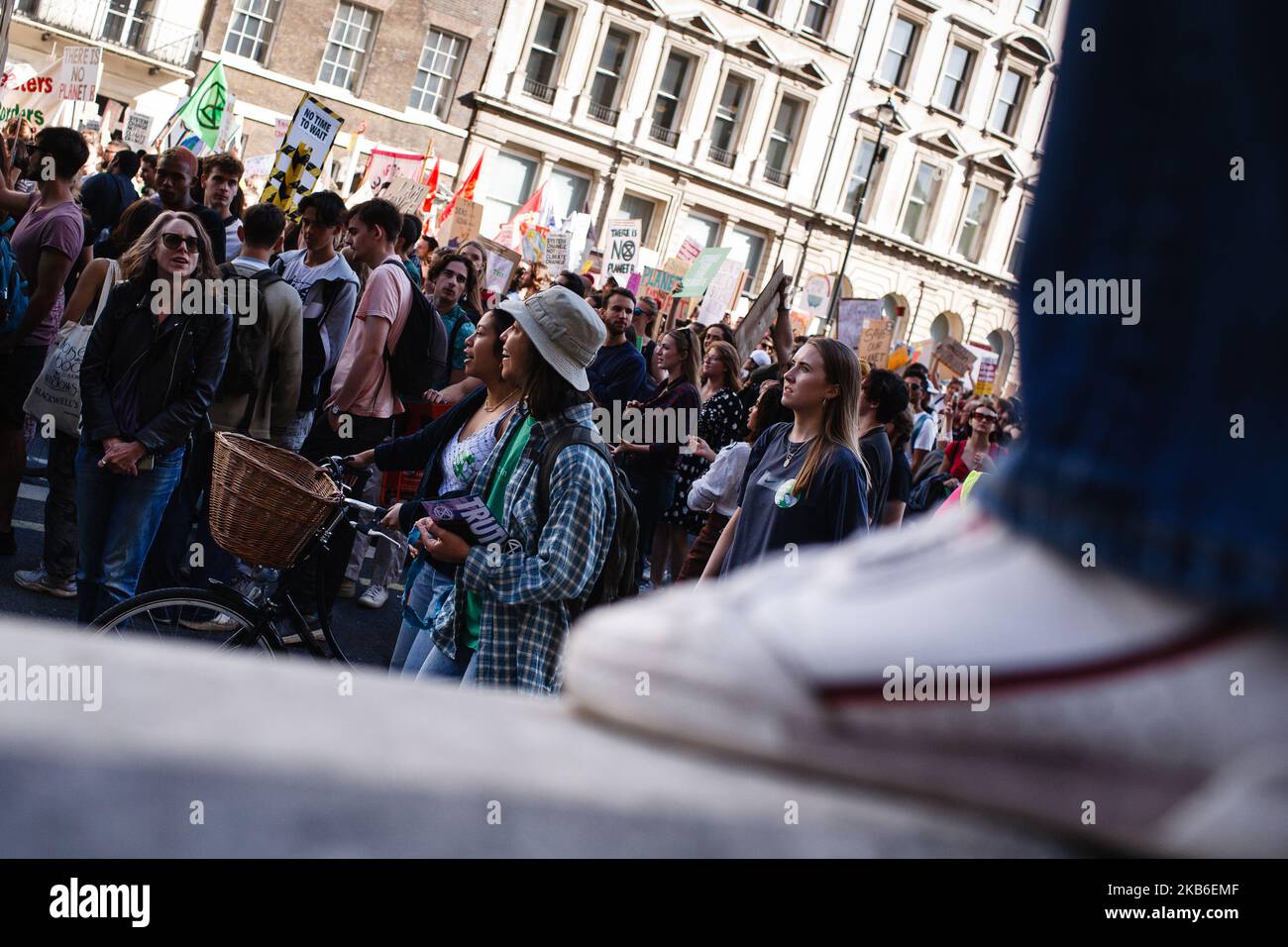 Gli ambientalisti marciano lungo Whitehall dopo decine di migliaia di massacrati il primo giorno di una settimana di "scioperi climatici" a livello mondiale, parte del movimento "venerdì per il futuro" guidato dai giovani, iniziato dall'adolescente svedese Greta Thunberg, a Londra, in Inghilterra, il 20 settembre 2019. Gli organizzatori dicono che si aspettano più di 2.400 dimostrazioni di questo tipo da oggi fino al 27 settembre in quella che viene fatturata come una "settimana globale per il futuro". E' una settimana che si svolge anche il primo vertice delle Nazioni Unite sul clima per i giovani, che si terrà domani, nonché il vertice delle Nazioni Unite sul clima, che si terrà lunedì a New York. (Foto di D Foto Stock