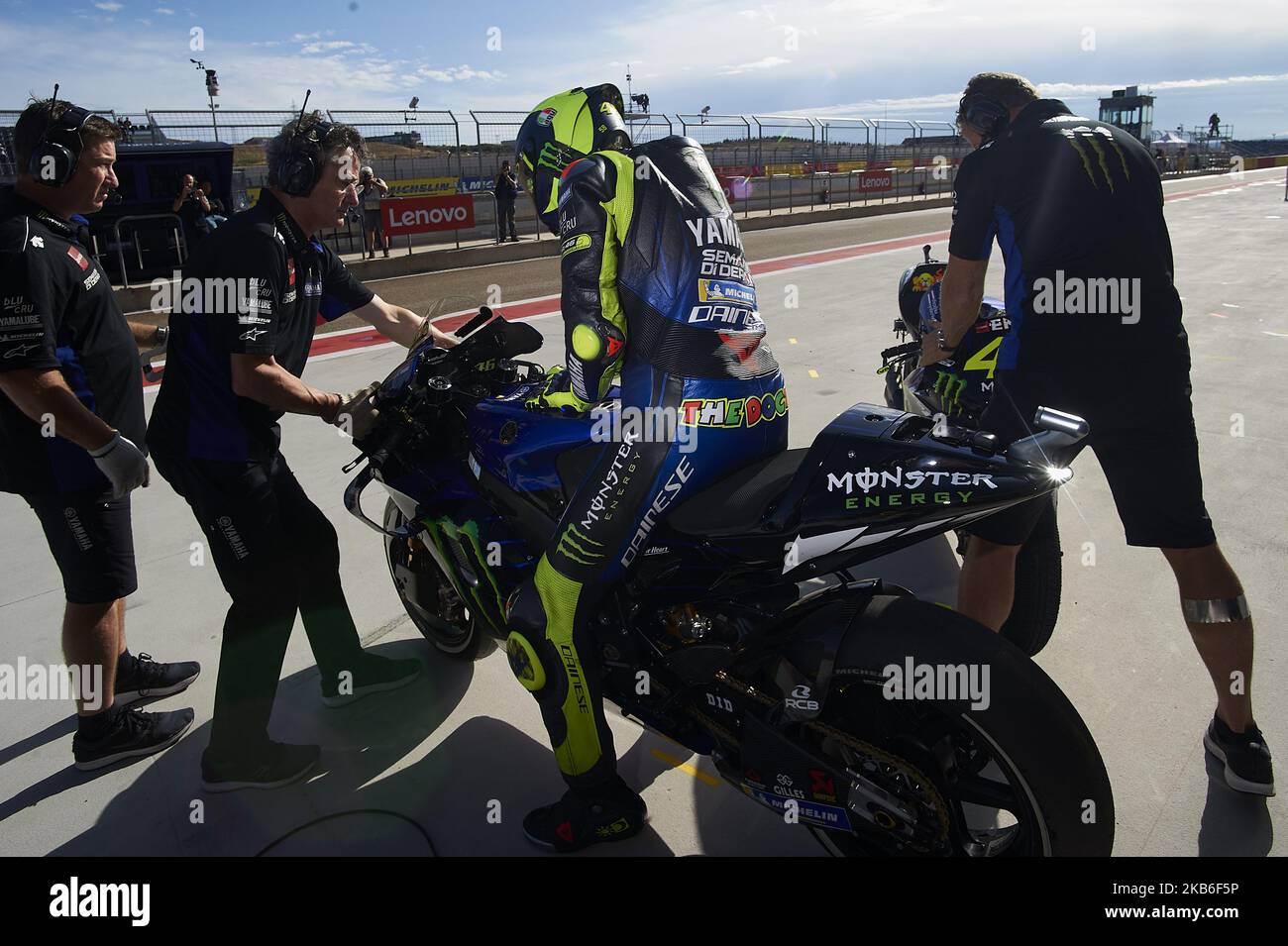 Valentino Rossi (46) d'Italia e Monster Energy Yamaha MotoGP praticano 'bandiera a bandiera' durante le qualifiche del Gran Premio Michellin de Aragon del campionato mondiale di MotoGP al Motorland Aragon Circuit il 21 settembre 2019 ad Alcaniz, Spagna. (Foto di Jose Breton/Pics Action/NurPhoto) Foto Stock
