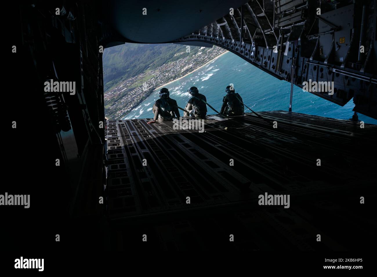 Logan Hawke, pilota di 535th Airlift Squadron Globemaster III, Gen. David Nahom, comandante della regione NORAD dell'Alaska, comando dell'Alaska e 11th Air Force, Courtney Diekema, comandante dell'aeronautica militare 11th aide-de-camp, corre sulla rampa di un Globemaster III C-17 mentre sorvola le isole hawaiane il 24 ottobre 2022. Nell'ambito del tour di immersione Wing 15th, Nahom è stato condotto su un volo di due ore per familiarizzare con la missione dello squadrone e ha dimostrato le capacità del velivolo da carico. (STATI UNITI Forza aerea Foto Stock