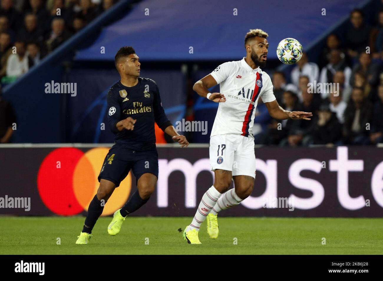 Casemiro del Real Madrid e Choupo Moting di PSG durante la UEFA Champions League, il Gruppo A si è disputato tra Parigi Saint-Germain e il Real Madrid il 18 settembre 2019 allo stadio Parc des Princes di Parigi (Foto di Mehdi Taamallah/NurPhoto) Foto Stock