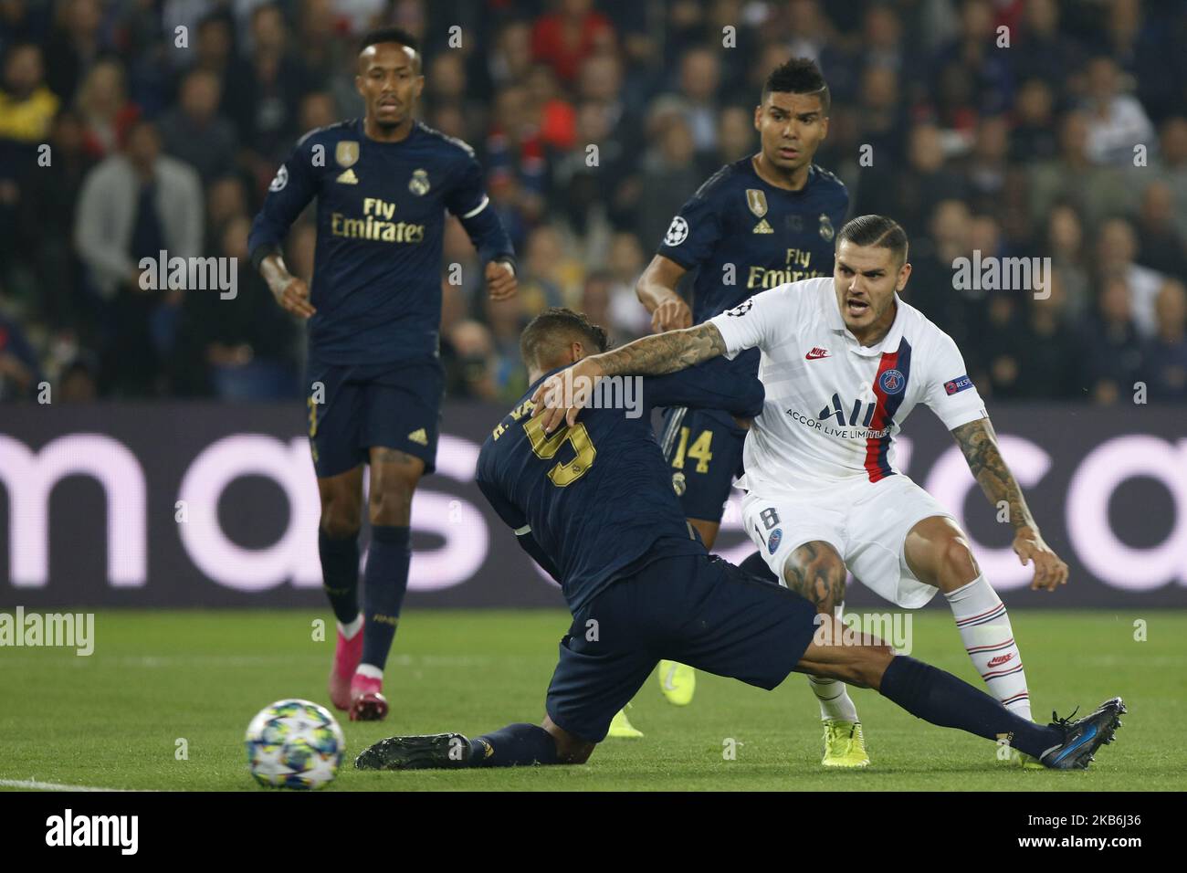 Rafael Varane del Real Madrid e Mary Icardi del PSG durante la UEFA Champions League, Gruppo A partita di calcio tra Parigi Saint-Germain e il Real Madrid il 18 settembre 2019 allo stadio Parc des Princes di Parigi, Francia (Foto di Mehdi Taamallah/NurPhoto) Foto Stock