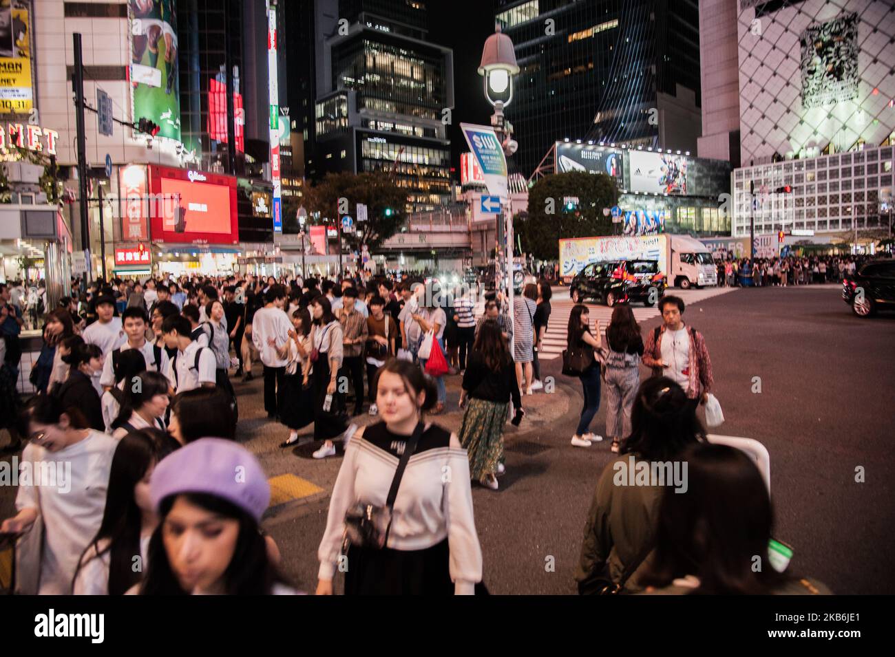 Tokyo è la sede del Shibuya Crossing, che è l'attraversamento pedonale più trafficato del mondo. All'incrocio di Shibuya, circa 2.500 pedoni attraversano alla volta, venendo da tutte le direzioni in una volta sola. Si vedono persone che camminano lungo Shibuya attraversando. Vita quotidiana a Tokyo, Giappone il 22 settembre 2019 (Foto di Hristo Rusev/NurPhoto) Foto Stock