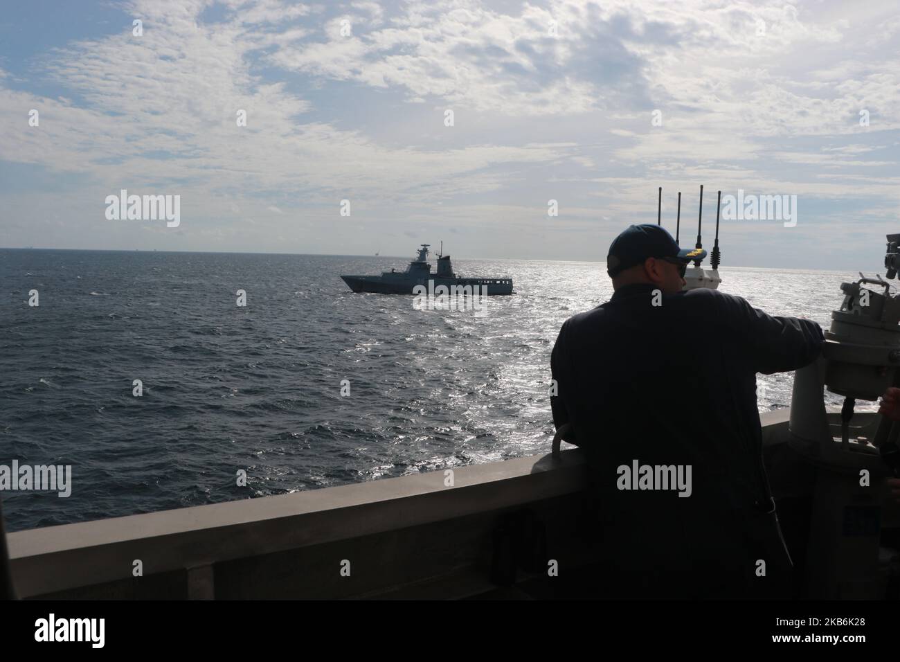 221029-O-NR876-755 SOUTH CHINA SEA (OTT 29, 2022) CMdR. Clay Beas, comandante della nave litoranea da combattimento variante-indipendente USS Charleston (LCS 18), sovrintende ad un approccio di rifornimento in mare con la Royal Brunei Navy Darussalam-classe nave di pattuglia offshore KDB Daruttaqwa (09) durante l'esercitazione Cooperation afloat Readiness and Training (KARAT) Brunei 2022 nel Mare della Cina del Sud, ottobre 29. KARAT Brunei 2022 sottolinea il 28th° anniversario di KARAT tra alleati e partner come un modo per dimostrare l'impegno a lungo termine per rafforzare le relazioni in tutto il Sud e Sud-Est asiatico e per Foto Stock