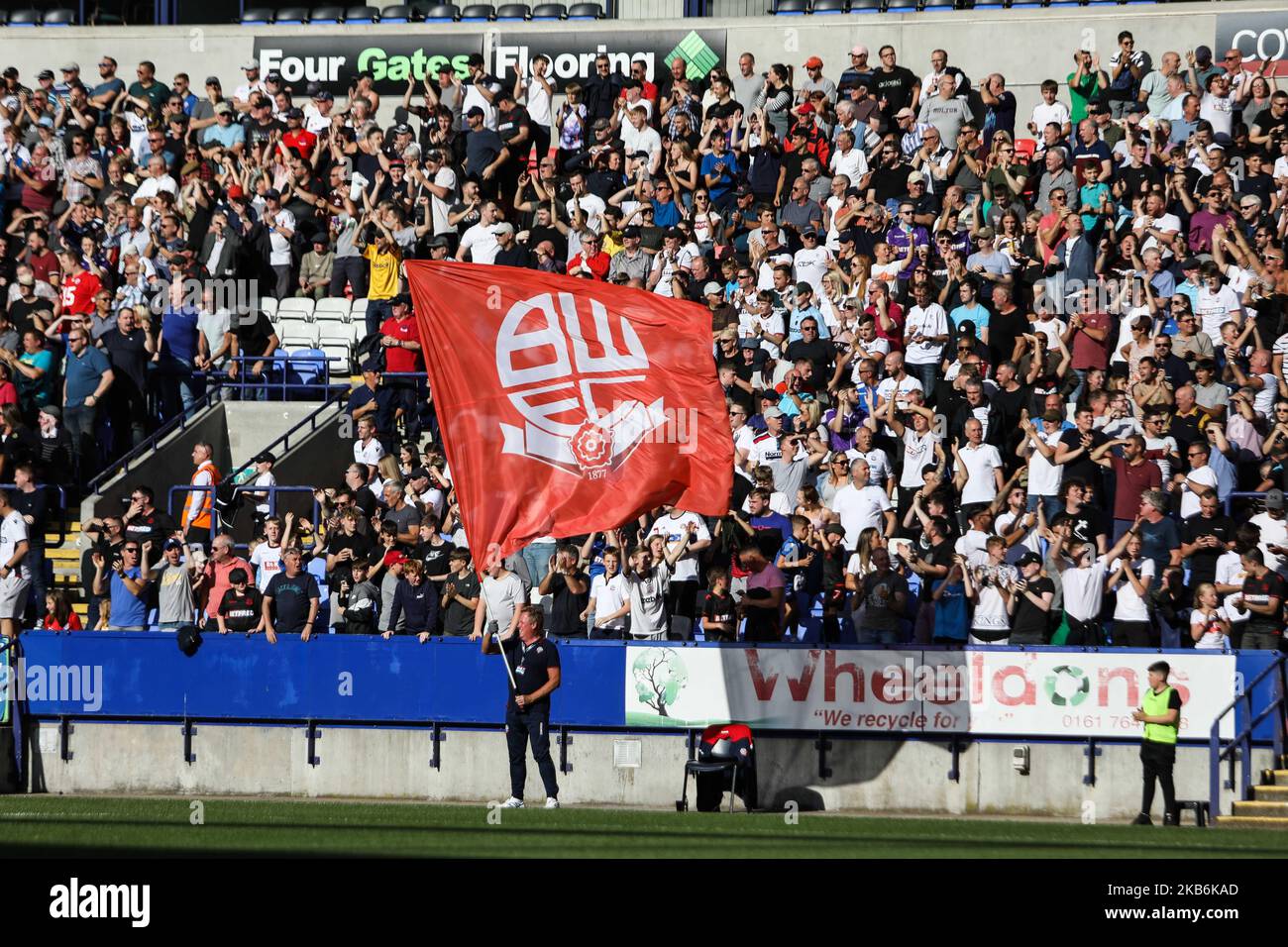 I fan di Bolton Wanderers festeggiano dopo i loro punteggi laterali durante la partita della Sky Bet League 1 tra Bolton Wanderers e Sunderland al Reebok Stadium di Bolton sabato 21st settembre 2019. (Foto di Tim Markland/MI News/NurPhoto) Foto Stock