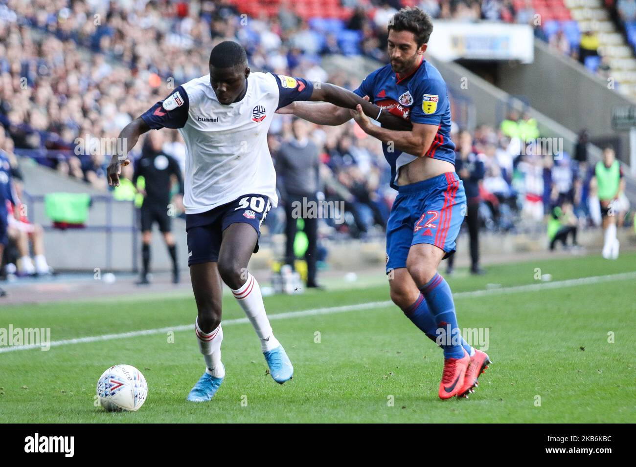 Yoan Zouma gareggia per il possesso con Will Grigg of Sunderland durante la partita della Sky Bet League 1 tra Bolton Wanderers e Sunderland al Reebok Stadium di Bolton sabato 21st settembre 2019. (Foto di Tim Markland/MI News/NurPhoto) Foto Stock