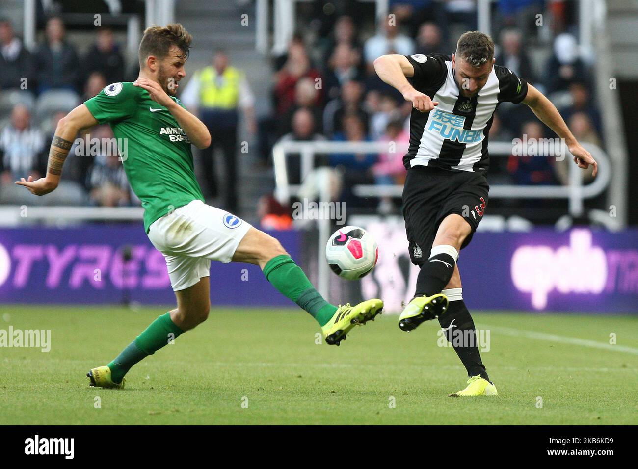 Paul Dummett del Newcastle United compete per la palla con Pascal Gross di Brighton & Hove Albion durante la partita della Premier League tra Newcastle United e Brighton e Hove Albion al St. James's Park, Newcastle, sabato 21st settembre 2019. (Foto di Steven Hadlow/MI News/NurPhoto) Foto Stock