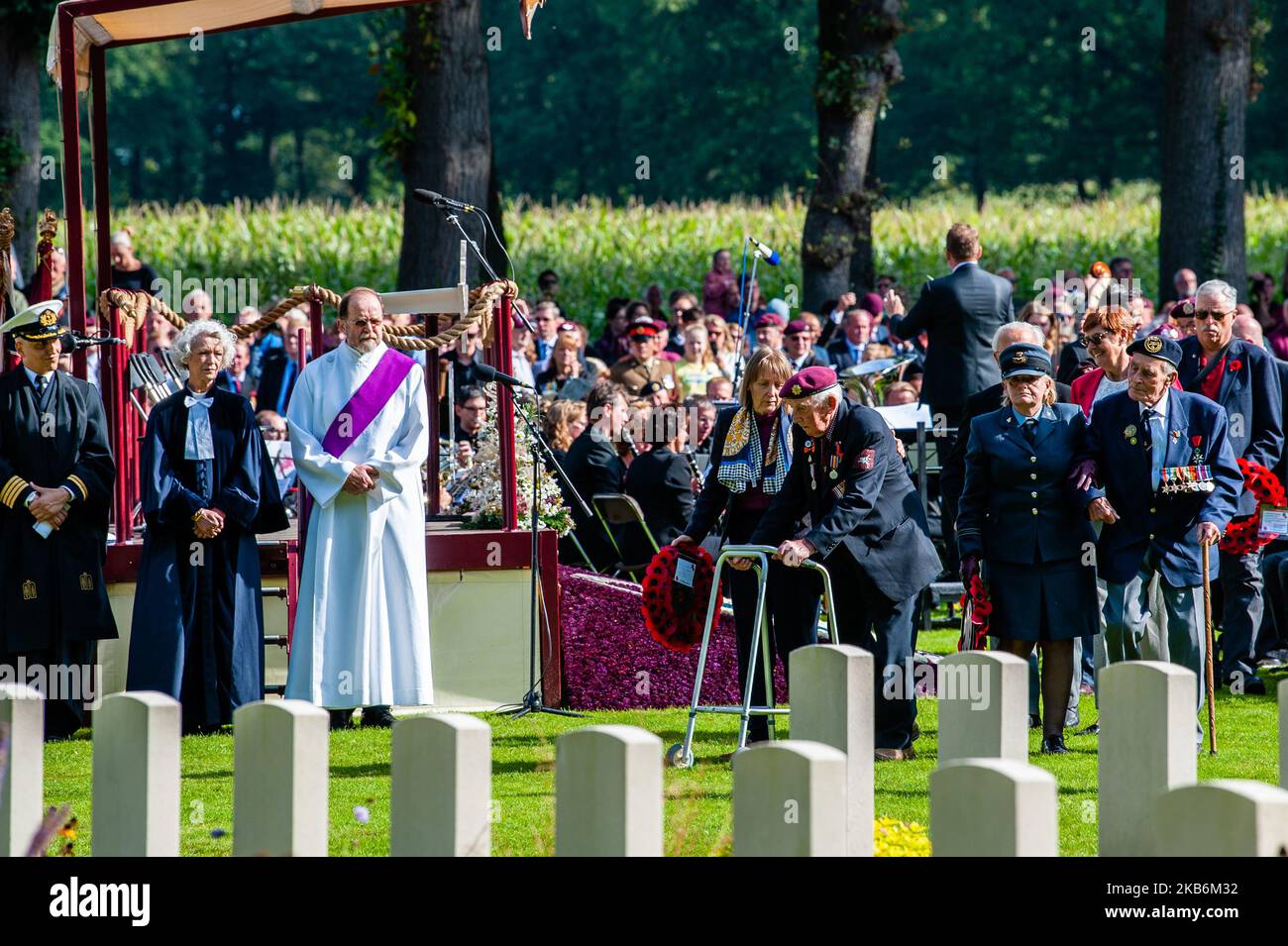 Settembre 22nd, Oosterbeek. Nel cimitero di guerra di Arnhem Oosterbeek, sono sepolti più di 1750 soldati alleati. Nell'ambito delle commemorazioni del 75th° anniversario dell'operazione Market Garden, si è svolto un servizio commemorativo alla presenza di veterani, loro parenti e migliaia di persone. Tradizionalmente i 'figli di fiori' del comune di Remkum depongono i fiori alle lapidi, quest'anno sono stati anche bambini di altri paesi che posavano i fiori alle lapidi. Su ogni tomba è posto un arco di pietra bianca, sul campo d'onore è una "Croce del sacrificio" fatta di pietra Portland, sulla quale è collocato un bronzo Foto Stock