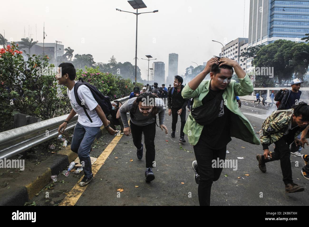 Durante una protesta, gli studenti bloccano il pedaggio fuori dall'edificio del parlamento a Giacarta, Indonesia, 24 settembre 2019. Hanno chiesto al governo e al parlamento di ritardare l'approvazione di una serie di leggi controverse, tra cui nuove revisioni del codice penale che indebolirebbero la commissione anticorruzione del paese. (Agos Rudianto). (Foto di Agos Rudianto/NurPhoto) Foto Stock