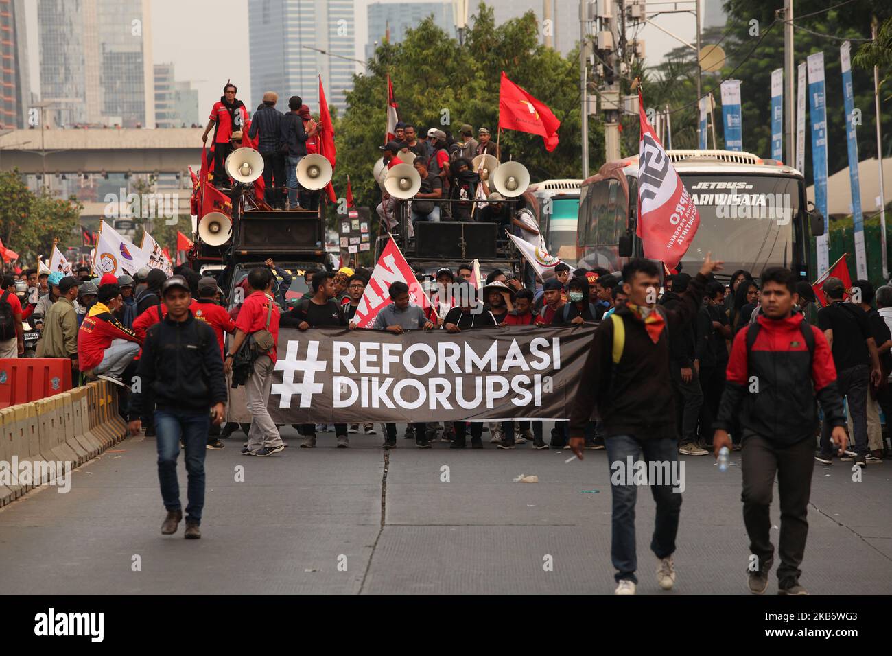 Gli studenti di varie università hanno tenuto dimostrazioni davanti al palazzo del Parlamento esortando il parlamento e il governo a cancellare i progetti di legge come la legge della Commissione per l'eradicazione della corruzione (KPK), RKUHP, e la legge sul territorio (Foto di Eddy Purwando/NurPhoto) Foto Stock