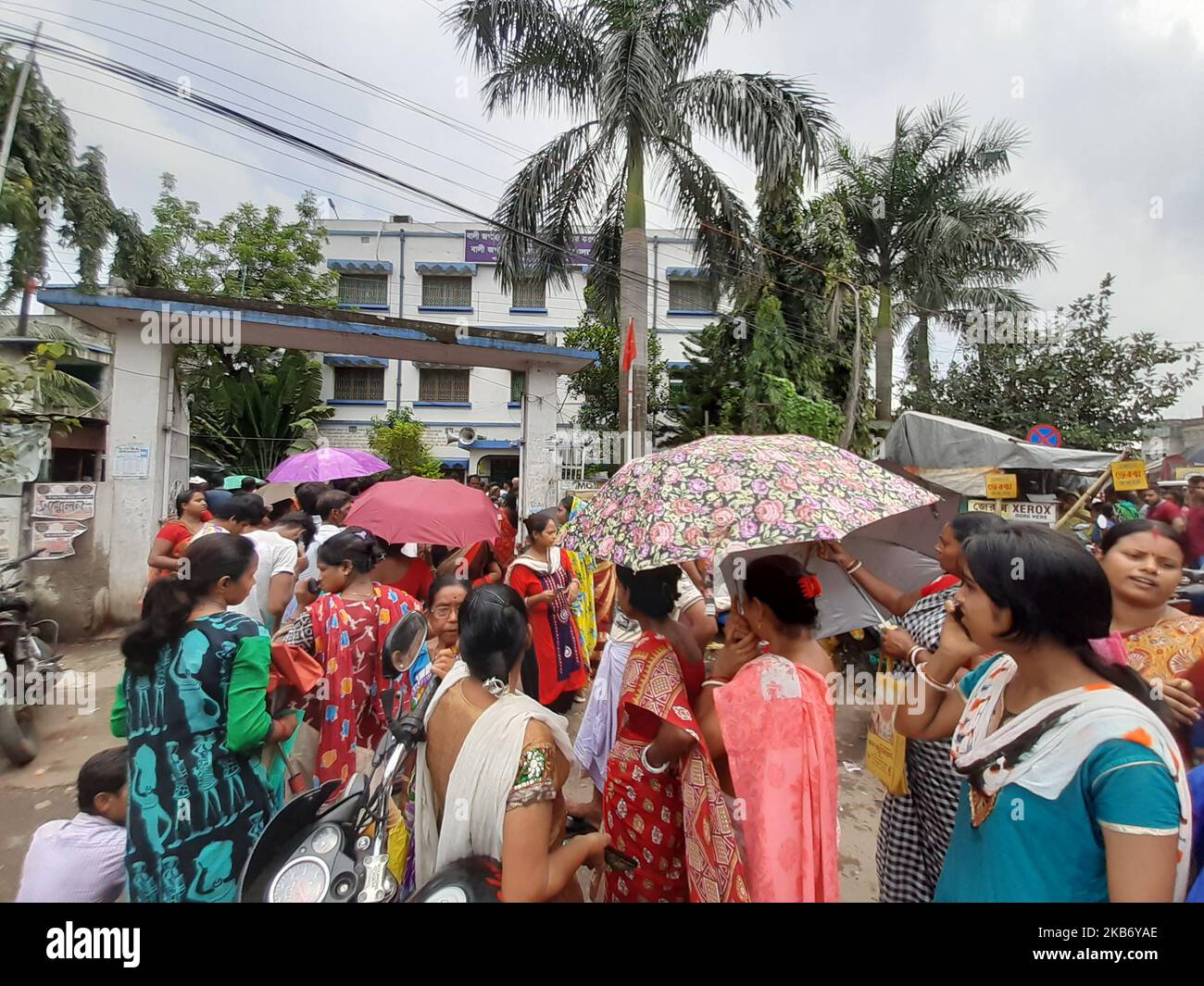 Peapuls wating long line correction Citizenship Rashion Card , Voter i'd etc e panico per NRC , La scorsa settimana West Bengala cittadino morto per IL panico NRC a Bally Jgacha Block Office ..state Chief Minister Mamata Banerjee ieri un briefing stampa e protesta fortemente NRC e un massaggio per i peapuls Bengala non Panick NRC NUMERO il 26,2019in settembre Kolkata, India. (Foto di Debajyoti Chakraborty/NurPhoto) Foto Stock