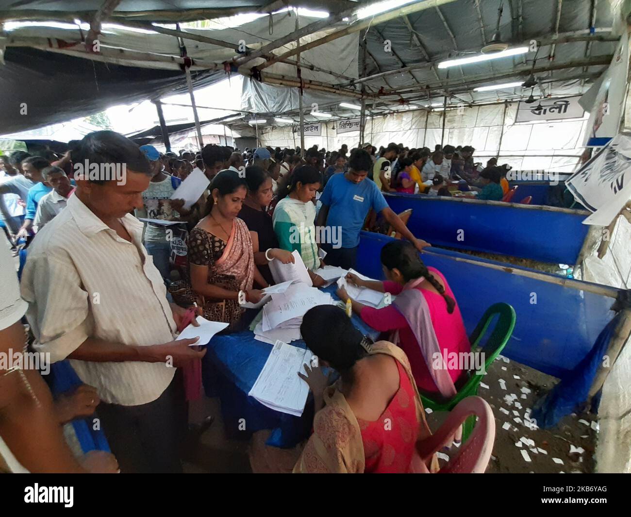 Peapuls wating long line correction Citizenship Rashion Card , Voter i'd etc e panico per NRC , La scorsa settimana West Bengala cittadino morto per IL panico NRC a Bally Jgacha Block Office ..state Chief Minister Mamata Banerjee ieri un briefing stampa e protesta fortemente NRC e un massaggio per i peapuls Bengala non Panick NRC NUMERO il 26,2019in settembre Kolkata, India. (Foto di Debajyoti Chakraborty/NurPhoto) Foto Stock