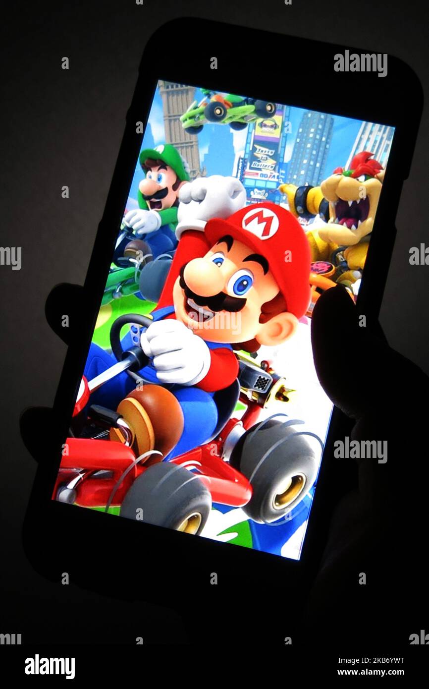 Una donna mostra il titolo Mario Kart Tour sul suo smartphone durante il centro giochi di Tokyo, Giappone 26 settembre 2019. Dopo oltre un anno di attesa Mario Kart Tour è finalmente disponibile per il download su iOS e Android, rendendo questo solo il terzo titolo di Mario su cellulare. (Foto di Hitoshi Yamada/NurPhoto) Foto Stock