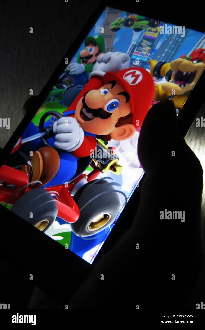 Una donna mostra il titolo Mario Kart Tour sul suo smartphone durante il centro giochi di Tokyo, Giappone 26 settembre 2019. Dopo oltre un anno di attesa Mario Kart Tour è finalmente disponibile per il download su iOS e Android, rendendo questo solo il terzo titolo di Mario su cellulare. (Foto di Hitoshi Yamada/NurPhoto) Foto Stock