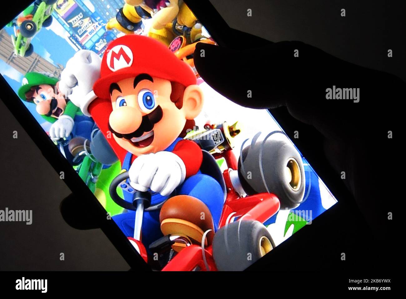 Una donna mostra il titolo Mario Kart Tour sul suo smartphone durante il centro giochi di Tokyo, Giappone 26 settembre 2019. Dopo oltre un anno di attesa Mario Kart Tour è finalmente disponibile per il download su iOS e Android, rendendo questo solo il terzo titolo di Mario su cellulare. (Foto di Hitoshi Yamada/NurPhoto) Foto Stock