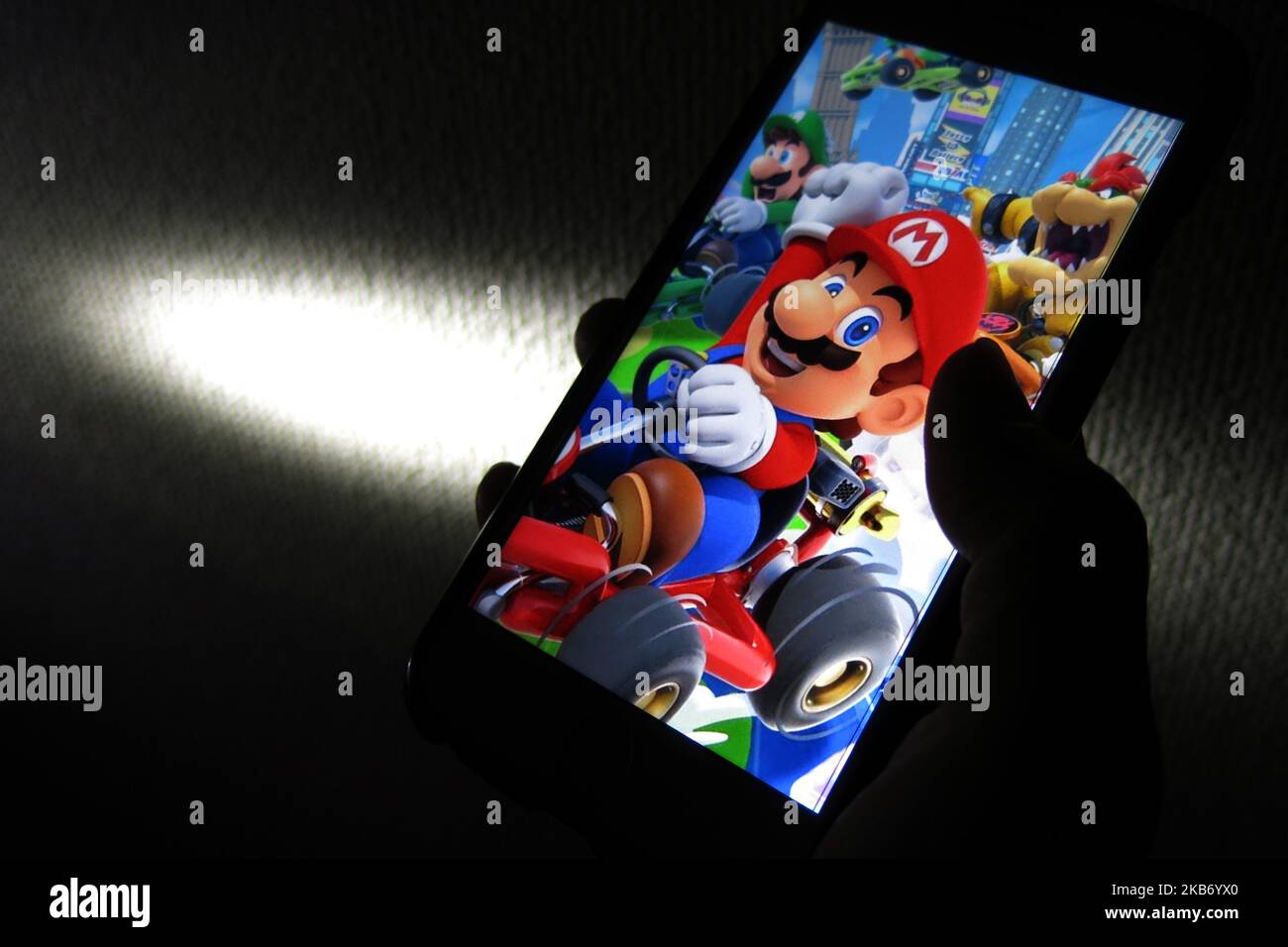 Una donna mostra il titolo Mario Kart Tour sul suo smartphone durante il centro giochi di Tokyo, Giappone 26 settembre 2019. Dopo oltre un anno di attesa Mario Kart Tour è finalmente disponibile per il download su iOS e Android, rendendo questo solo il terzo titolo di Mario su cellulare. (Foto di Hitoshi Yamada/NurPhoto) Foto Stock