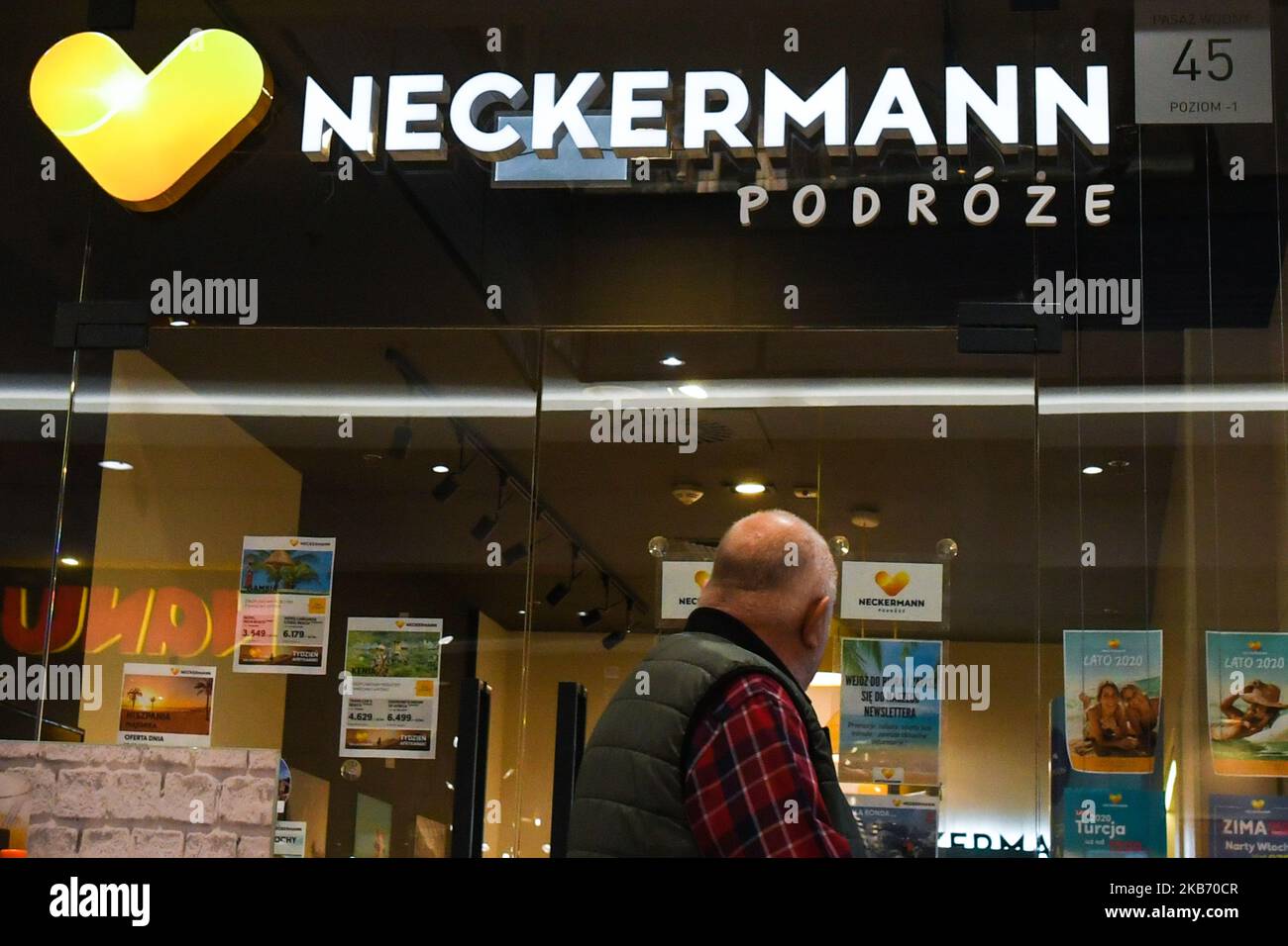 Un uomo passa fuori da un'agenzia di viaggi Neckermann a Galeria Krakowska a Cracovia. Neckermann Poland Travel Agency ha fatto una dichiarazione di insolvenza, e nei prossimi giorni la direzione della società è di archiviare per fallimento. La caduta di Neckermann Polonia è il risultato del fallimento dell'agenzia di viaggi britannica Thomas Cook, il proprietario. Attualmente, ci sono circa 3.600 turisti polacchi bloccati all'estero che hanno viaggiato in vacanza Neckermann. Giovedì 26 settembre 2019, a Cracovia, Polonia. (Foto di Artur Widak/NurPhoto) Foto Stock