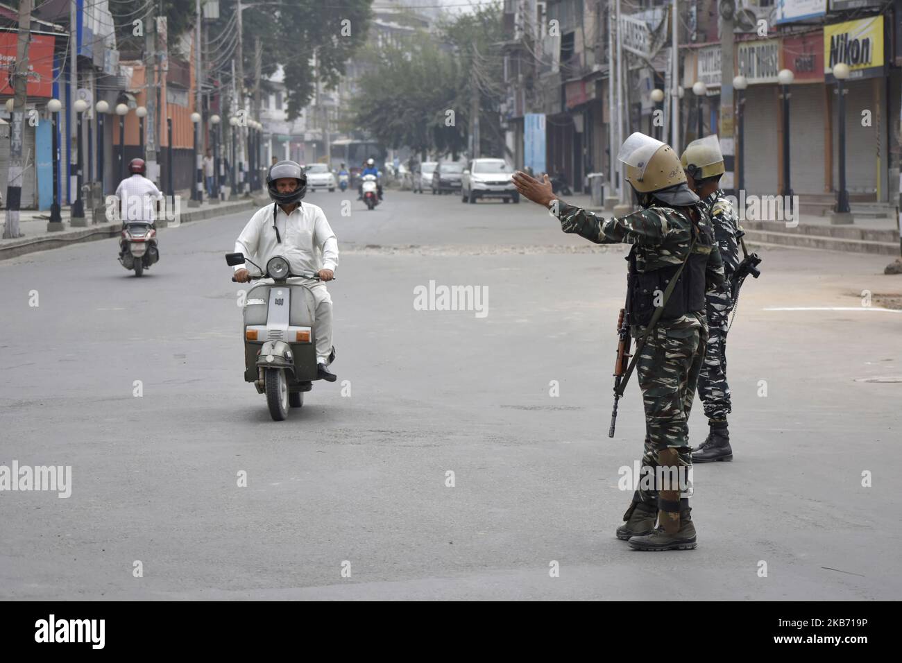 Le forze indiane fermano il traffico civile durante le restrizioni a Srinagar, amministrazione indiana del Kashmir il 27 settembre 2019. Il Kashmir è entrato in 54th giorno di blocco di comunicazione e di restrizioni dopo che il governo indiano ha deciso di togliere il Kashmir della relativa condizione. (Foto di Muzamil Mattoo/NurPhoto) Foto Stock