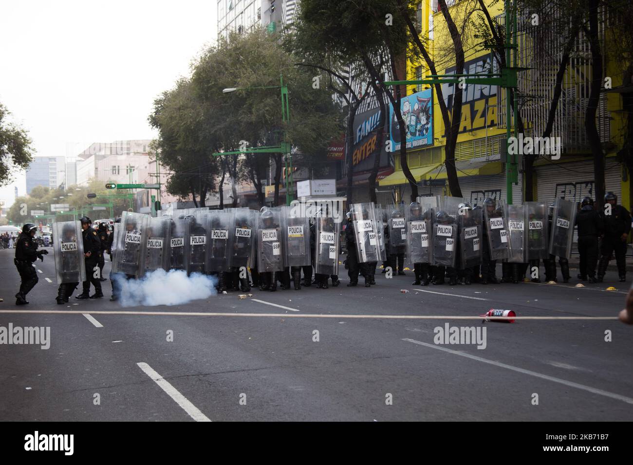 Poliziotti sono stati stazionati nelle strade per contenere i manifestanti alla manifestazione del quinto anniversario dei 43 studenti Ayotzinapa? Sparizione tenutasi a Città del Messico il 26 settembre 2019, per segnare cinque anni della scomparsa dei 43 studenti della scuola di insegnamento di Ayotzinapa che sono scomparsi il 26 settembre 2014. (Foto di Cristian Leyva/NurPhoto) Foto Stock