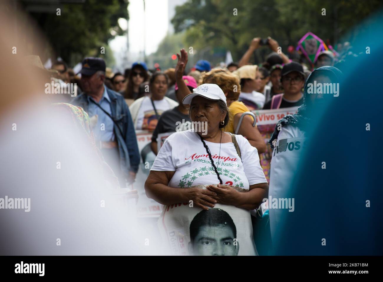 I genitori dei 43 studenti di Ayotzinapa scomparvero alla manifestazione a Città del Messico, in Messico, il 26 settembre 2019, per segnare cinque anni della scomparsa dei 43 studenti della scuola di insegnamento di Ayotzinapa, scomparsi il 26 settembre 2014. (Foto di Cristian Leyva/NurPhoto) Foto Stock