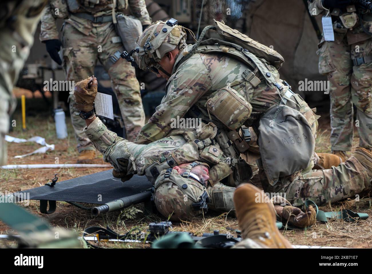 I soldati dell'esercito degli Stati Uniti del Battaglione di supporto di 524th divisione, 25th Brigata di sostegno, 25th divisione di fanteria, stanno conducendo la formazione medica di evacuazione durante la formazione del Joint Pacific Multinational Readiness Center (JPMRC) sulle caserme di Schofield, Hawaii, il 31 ottobre 2022. JPMRC 23-01 è un centro regionale di addestramento al combattimento (CTC) a rotazione che costruisce la preparazione al combattimento nella divisione del Pacifico dell'America ed è un modo chiave in cui le forze dell'esercito si impegnano in un ambiente congiunto con i nostri alleati e partner regionali. (STATI UNITI Foto dell'esercito di Pvt. Anastasiya Ludchenko) Foto Stock