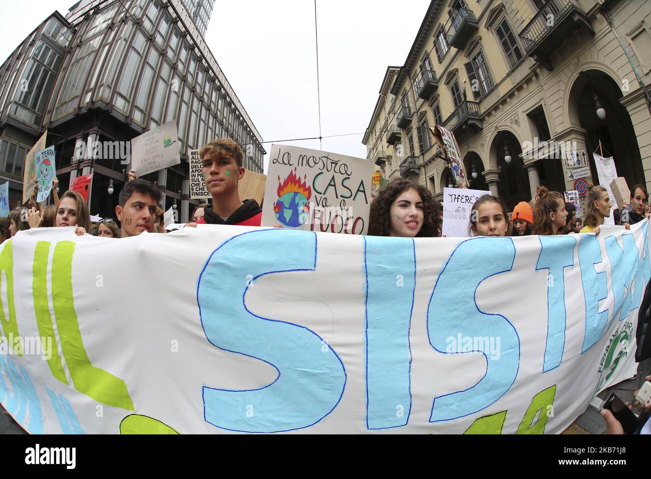 Oltre 20 mila persone, per lo più studenti, partecipano all'evento 'Venerdì per il futuro' contro il cambiamento climatico che si terrà il 27 settembre a Torino. L'evento della lotta per il clima è nato da Greta Thunberg, una bambina di 16 anni ora proposta come Premio Nobel per la pace. (Foto di Massimiliano Ferraro/NurPhoto) Foto Stock