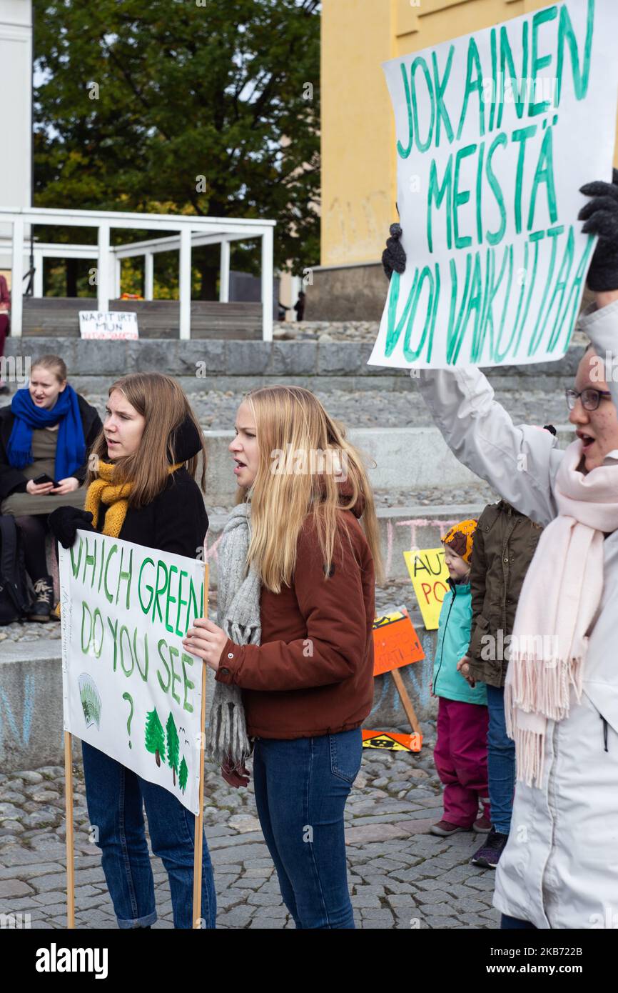 Gli studenti e gli attivisti delle scuole partecipano al Global Climate Strike nel centro di Tampere, in Finlandia, venerdì 27 settembre 2019. Molti studenti hanno saltato la scuola per partecipare alla dimostrazione. (Foto di Tiago Mazza Chiaravalloti/NurPhoto) Foto Stock